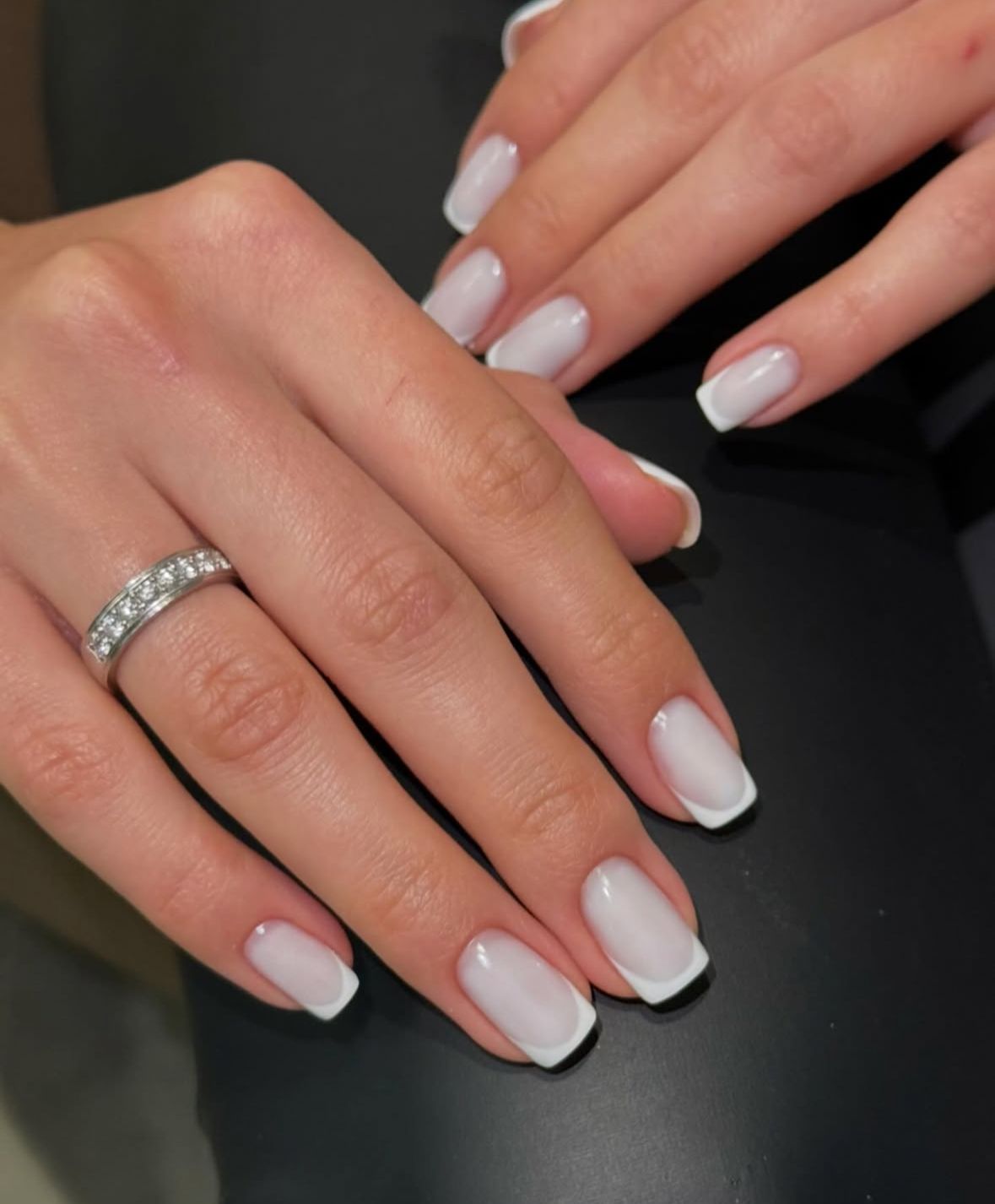 Dłonie z manicure hybrydowym w wersji french