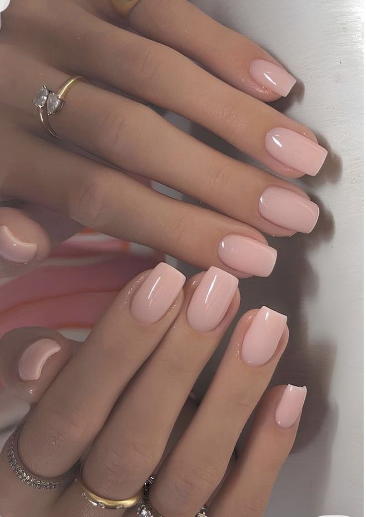 Manicure hybrydowy w odcieniu nude